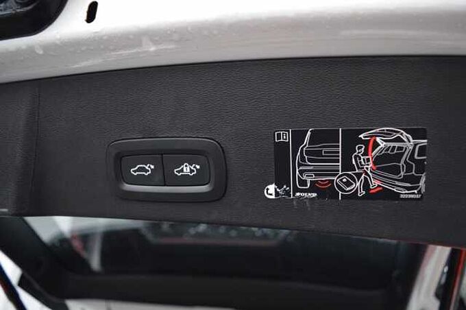 Volvo XC40 P8 AWD Recharge Twin R-Design *Pano+360+H&K* 