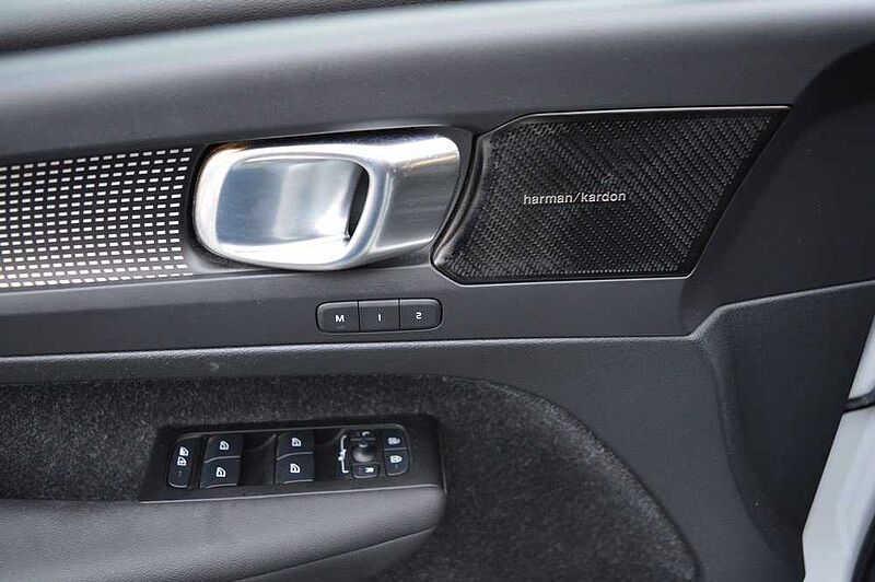 Volvo XC40 P8 AWD Recharge Twin R-Design *Pano+360+H&K*