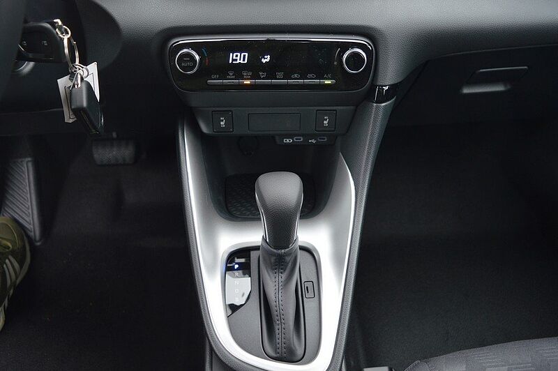 Mazda 2 Hybrid 1.5 VVT-i CVT Centre-Line *SH+Cam+PDA*